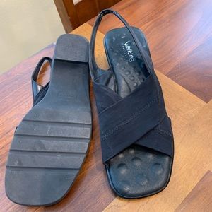 Black walking cradles sandals size 9 1\2 wide